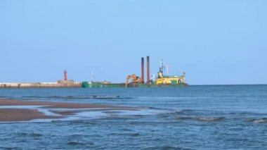 Deniz ile kazıcı makine uzaktan görünümü