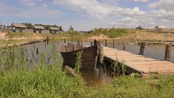 Dammen med båt sommar dag — Stockvideo