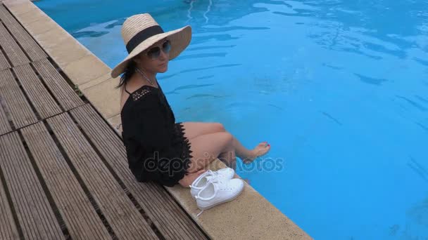 Frauen entspannen in der Nähe von Schwimmbad — Stockvideo