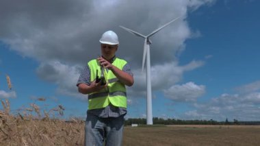 Elektrikçi Rüzgar türbinleri yakınındaki telsiz üzerinde