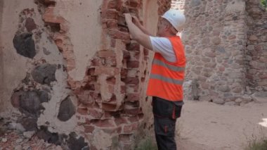 Eski kalenin duvar restorasyon önce kontrol Oluşturucu