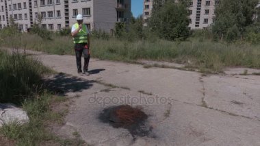 Müfettiş kontrol yanan bölgeyi terk edilmiş daire ev yakınındaki