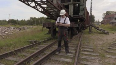 Demiryolu çalışanı tablet depo kullanma