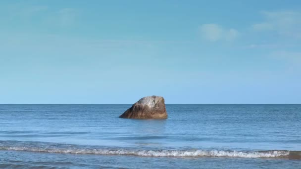 Μεγάλο βράχο στη θάλασσα — Αρχείο Βίντεο