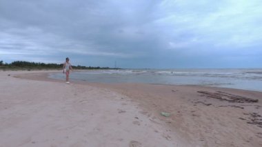 Kadın deniz yürüyüş havlu ile