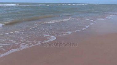 Deniz kıyısında koşan adam