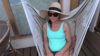 hamakta sallanan kadın