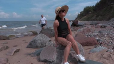 Deniz kenarında rahatlatıcı insanlar