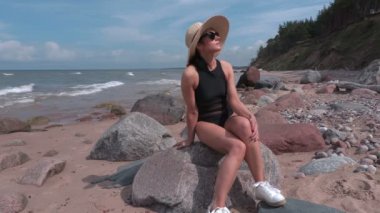 Kadın denizde güneşlenme