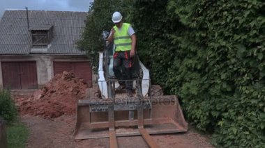 Volki tolki traktör yakınındaki konuşurken alt