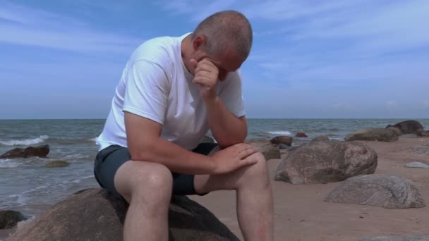 Hombre triste cerca del mar — Vídeo de stock