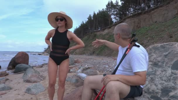 Arga par diskuterar på stranden — Stockvideo