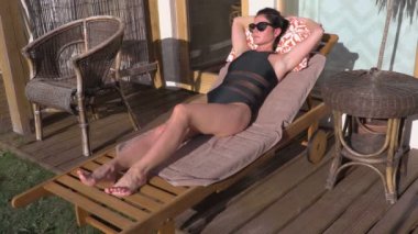 Kadın bungalov güneşlenme