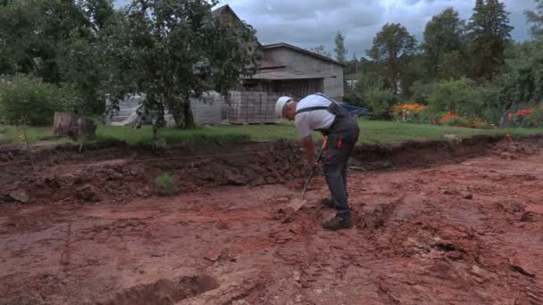 Trabalhador usando pá no canteiro de obras — Vídeo de Stock