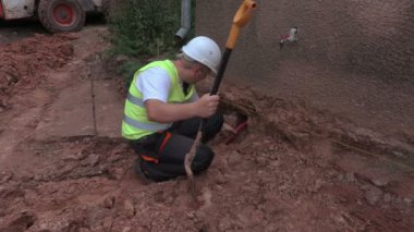 İşçi evin temelini spade ile