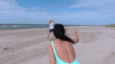 Kaç frizbi disk ile sahilde oynarken