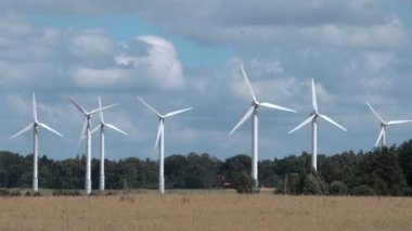 Rüzgar türbinleri yaz gün