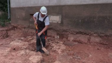 İşçi kazmak hendek toprağa dışarı