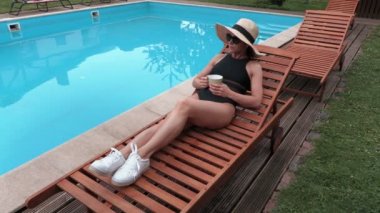 Bir fincan kahve havuzda kadınla