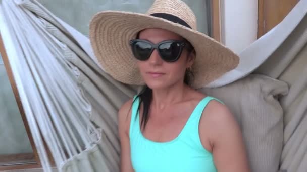 Mujer sentada en hamaca — Vídeos de Stock