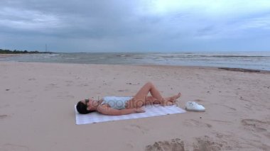 Kadın sessiz bir sahilde rahatlatır