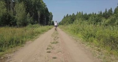 Uzun yürüyüşe çıkan kimse orman yolu üzerinde odaklanan kamera