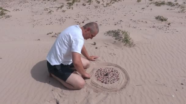 Homme près des panneaux sur la plage dans le sable gros plan — Video