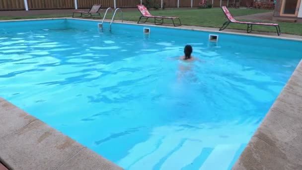 여성은 수영장에서 수영을 시작합니다 — 비디오