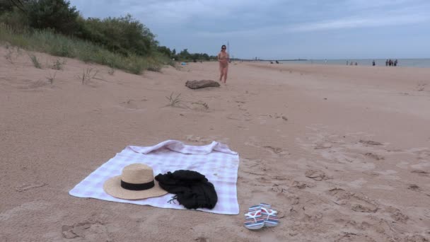 Mujer corriendo en la playa — Vídeo de stock