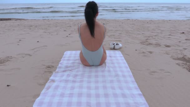 Mulher de roupa de banho dorme à beira-mar — Vídeo de Stock