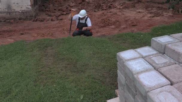 Строитель с черенком лопаты — стоковое видео