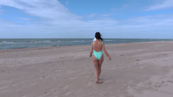 Couple having fun with Frisbee disc — Stock Video