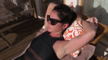 Kadın bungalov güneşlenme