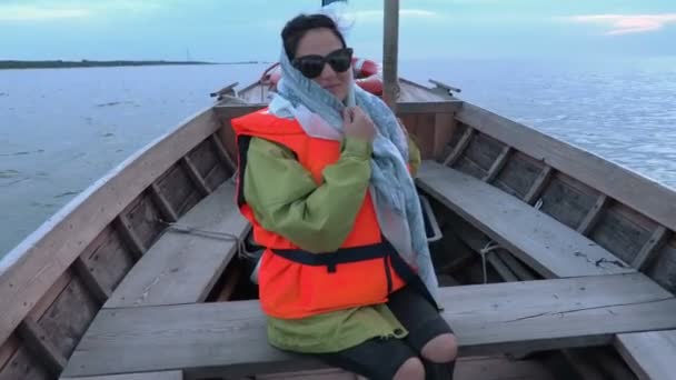 Perempuan di perahu motor di laut — Stok Video