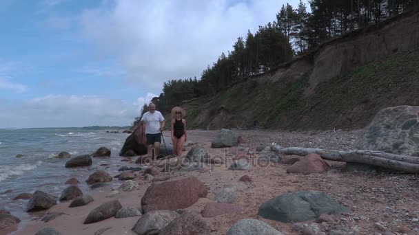 Пара на скалистом пляже — стоковое видео
