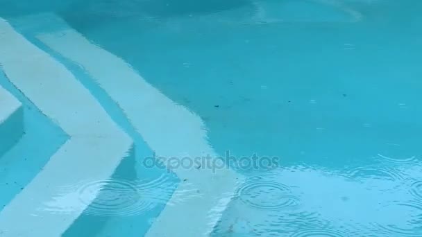 Piscina azul con escalones durante la lluvia — Vídeo de stock