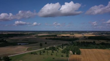 Alanlar ve bulutlu gökyüzü manzara