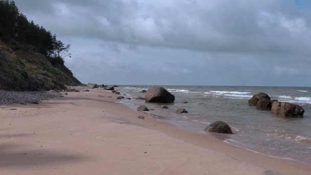 Golfo de mar tranquilo con rocas — Vídeo de stock