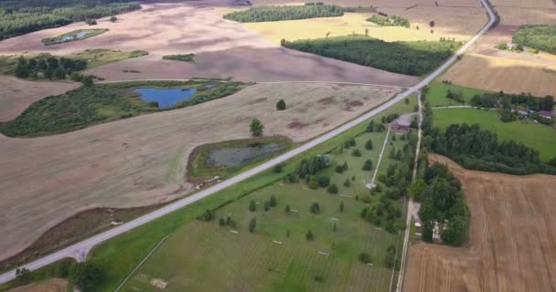 Paisaje con carretera y campos — Vídeo de stock