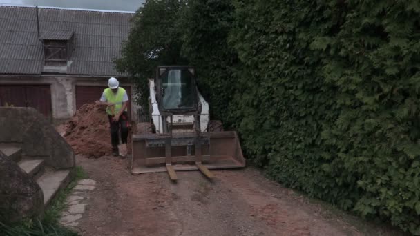 Constructor acabado limpieza tractor — Vídeo de stock