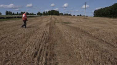 Çiftçi kontrol saman alan