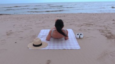 rahatlatıcı ve denize bakarak kadın