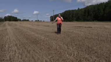 Alan telefonla konuşurken sinirli çiftçi