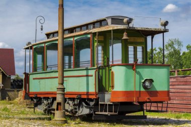 Mavi gökyüzü üzerinde eski tramvay