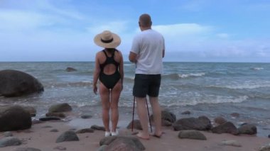 Deniz kenarında gülüyor Çift