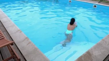 Kadın Havuzda yüzmek başlar
