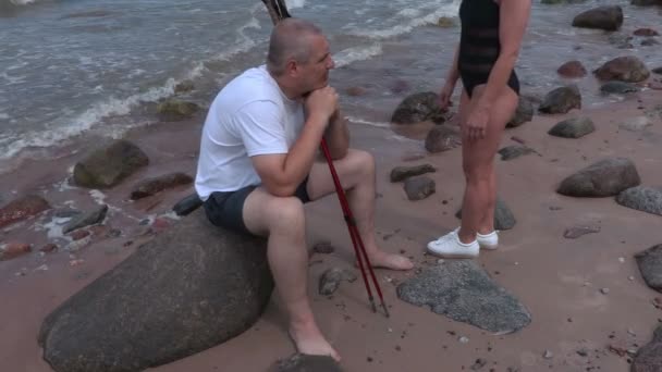 Θυμωμένος ζευγάρι στην παραλία κοντά στη θάλασσα — Αρχείο Βίντεο