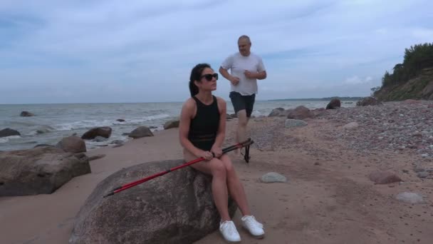 La gente se dedica a la actividad al aire libre — Vídeo de stock