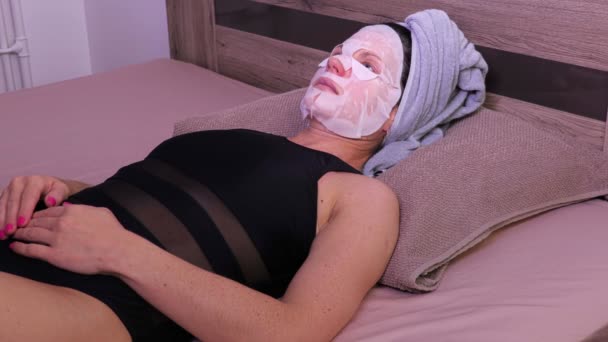 Las mujeres fijan la máscara facial en la cara — Vídeo de stock