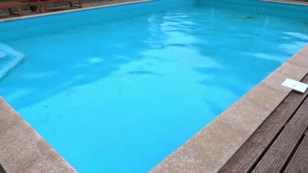 Piscina em dia chuvoso com água ondulada — Vídeo de Stock